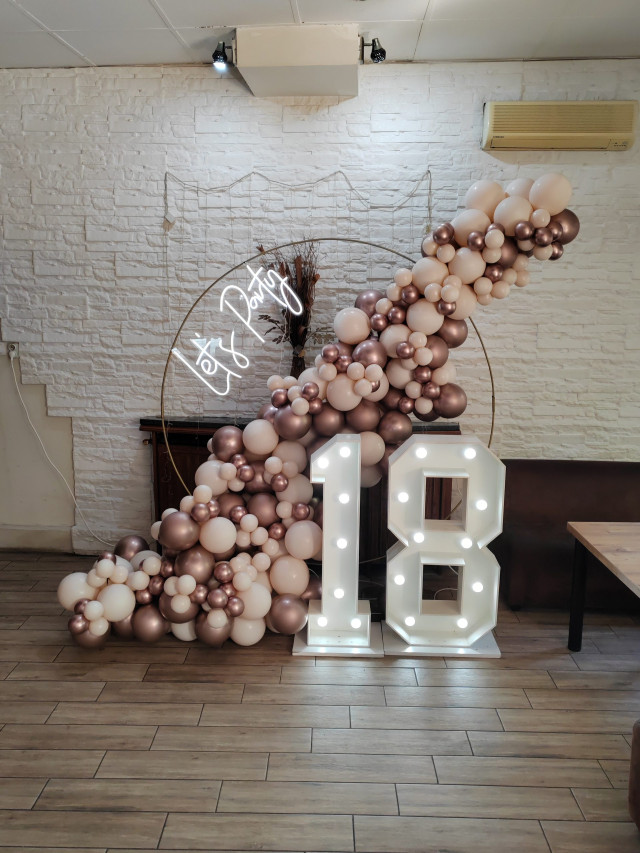 dekoracija punoletstva sa balonima